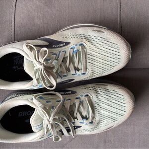 Brooks Women’s Sneakers - Light Gray with Blue Accents